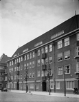 De gevel aan de Geulstraat zoals gefotografeerd door de architect.
              <br/>
              Beeldbank Stadsarchief, juni 1935